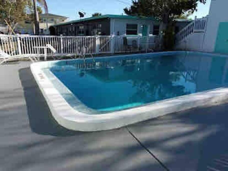 Private One-Bedroom 8 -Directly Across From Beach St. Pete Beach Luaran gambar